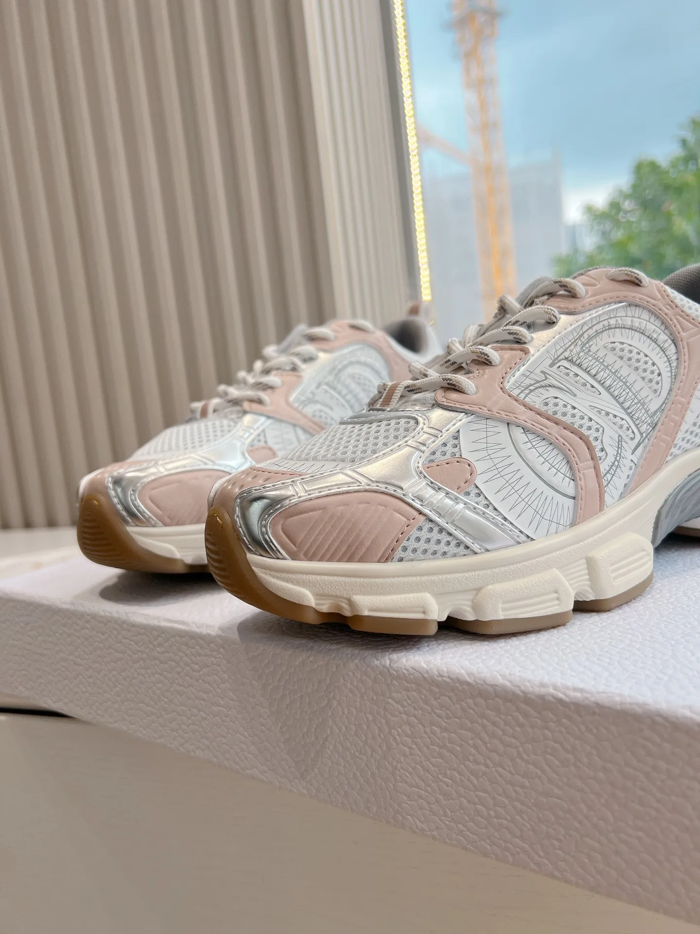 👟👟Ex-factory price 640👟👟 (Top version) Dior Chrono series sports shoes Purchased and developed in Taikoo Hui for RMB 18,200. This Dior chrono sports shoe continues the timeless silhouette and is carefully made of mesh, so it will be particularly comfortable on the feet. It is decorated with CD special craftsmanship logo to enhance the style. The lightweight style is matched with the "Christian Dior" logo thin sole, suitable for all seasons, and can be matched with all kinds of casual looks to add a finishing touch. Classic and super durable. Upper: cowhide stitching. Original molded outsole. Size: 35-41. Full set of counter synchronized gift box 💝 packaging